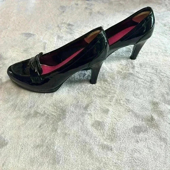 Attention - patent black high (3.5”) heels with memory foam inserts. - Picture 5 of 8